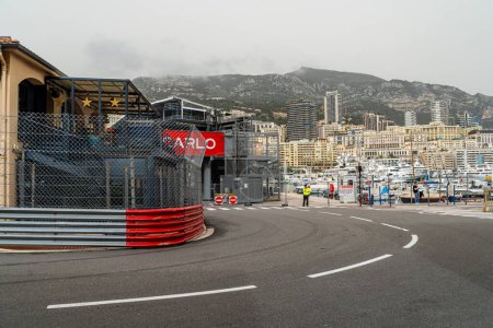 Foto de 29 de marzo de 2024. Esquina La Rascasse del circuito de Fórmula 1 de Mónaco, abierta al tráfico, con las vallas de carrera montadas y la barra del mismo nombre dentro. - Imagen libre de derechos