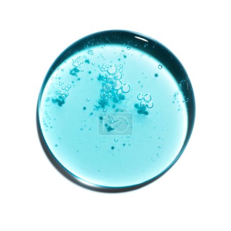 Téléchargez les photos : Texture échantillon de gel sérique d'acide hyaluronique bleu sur fond blanc isolé, macro. Détergent, cosmétiques, laboratoire. Une goutte ronde dans une boîte de Pétri - en image libre de droit