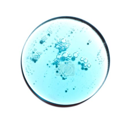 Texture échantillon de gel sérique d'acide hyaluronique bleu sur fond blanc isolé, macro. Détergent, cosmétiques, laboratoire. Une goutte ronde dans une boîte de Pétri