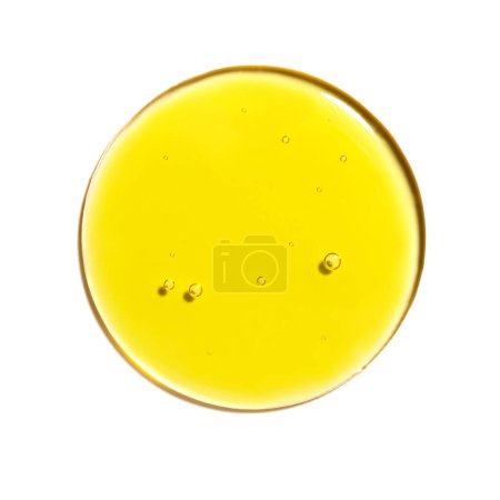 Foto de Gota de textura de muestra de aceite amarillo en placa Petri macro con burbujas, cosméticos para la cara y el cuerpo, ciencia, laboratorio aislado sobre fondo blanco - Imagen libre de derechos