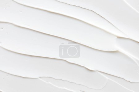 Foto de Muestra de textura crema blanca, cosméticos para la cara y el cuerpo sobre un fondo gris claro aislado. Masilla - Imagen libre de derechos