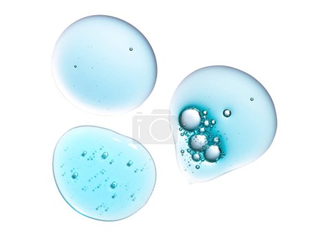 Foto de Muestra de textura de gel sérico de ácido hialurónico azul sobre fondo blanco aislado, macro. Detergente, cosméticos, laboratorio. Una gota redonda en una placa de Petri - Imagen libre de derechos