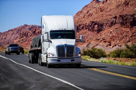 Foto de Arizona, Estados Unidos - 2020: Camiones americanos en las montañas. Carreteras en los Estados Unidos, entrega de mercancías. Transportes - Imagen libre de derechos