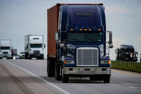 Foto de Arizona, Estados Unidos - 2020: Camiones americanos. Carreteras en los Estados Unidos, entrega de mercancías. Transportes - Imagen libre de derechos