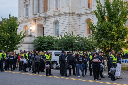 Téléchargez les photos : Washington DC, USA 2023 : Plus de 50 militants appelant à un cessez-le-feu dans la guerre israélo-Gaza ont été arrêtés après avoir protesté dans le Capitole appelant les sénateurs américains à un cessez-le-feu - en image libre de droit