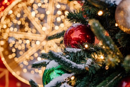 Téléchargez les photos : Arbre de Noël avec un ornement vert - en image libre de droit