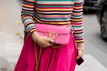 Foto de París, Francia - 2 de octubre de 2022: la mujer lleva el bolso Valentino Garavani VLogo Signature, detalles de estilo urbano - Imagen libre de derechos