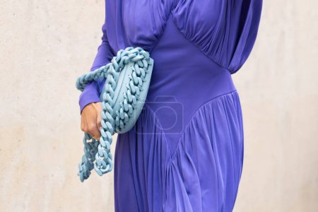 Foto de París, Francia - 3 de octubre de 2022: mujer lleva cuello alto púrpura mangas largas abrigo plisado vestido midi, bolso de hombro Falabella de cuero sintético azul claro de Stella McCartney, detalles en estilo urbano. - Imagen libre de derechos