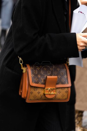 Foto de París, Francia - 3 de octubre de 2022: mujer viste lienzo inverso Monogram Dauphine MM de Louis Vuitton, detalles de estilo urbano. - Imagen libre de derechos