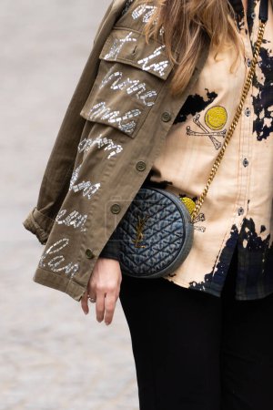Foto de París, Francia - 3 de octubre de 2022: la mujer lleva el bolso denim Nile Round Matelasse de Yves Saint Laurent, detalles de estilo urbano. - Imagen libre de derechos