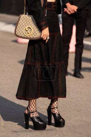 Téléchargez les photos : Milan, Italie - Septembre, 23, 2022 : femme portant une jupe longue en denim noir taille haute, sac à bandoulière monogramme GG de Gucci, collants résille bouillie, talons plates-formes sandales, détails de tenue de style rue - en image libre de droit