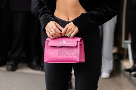 Téléchargez les photos : Paris, France - Octobre, 1 : femme portant le sac à main Kelly en cuir rose de Hermès, détails de tenue de style rue. - en image libre de droit