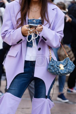 Foto de Milán, Italia - 22 de septiembre: mujer influencer con mini bolso Pleaty de Louis Vuitton. Detalles del atuendo de blogger de moda, estilo callejero. - Imagen libre de derechos