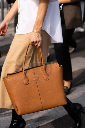 Téléchargez les photos : Milan, Italie - 23 septembre : femme influenceuse portant un sac Tods Di en cuir marron clair avec logo en T doré de Tods. Fashion blogger détails de tenue, style de rue. - en image libre de droit