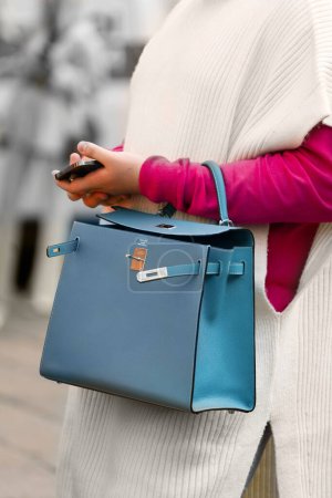 Téléchargez les photos : Milan, Italie - 22 septembre : femme influenceuse portant le sac Kelly en cuir bleu d'Hermès. Fashion blogger détails de tenue, style de rue - en image libre de droit