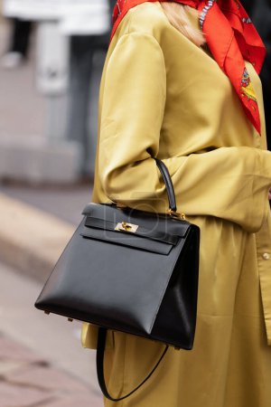 Téléchargez les photos : Milan, Italie - 22 septembre : femme influenceuse portant le sac Kelly en cuir Hermès. Fashion blogger détails de tenue, style de rue - en image libre de droit