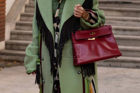 Téléchargez les photos : Paris, France - 1 octobre : femme portant le sac Kelly 32 vintage d'Hermès en cuir de veau bordeaux, détails de tenue street style. - en image libre de droit