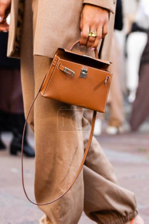 Foto de Milán, Italia - 22 de septiembre de 2022: mujer influencer vistiendo el bolso Kelly Sellier de Hermes. Detalles del atuendo de blogger de moda, estilo callejero - Imagen libre de derechos