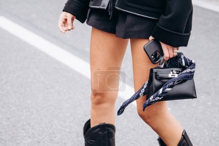 Téléchargez les photos : Paris, France - 3 octobre 2021 : femme porte un sac à main Hermès Kelly, détails style rue - en image libre de droit