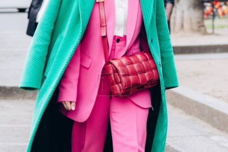 Téléchargez les photos : Milan, Italie - Février, 24, 2022 : femme porte en cuir mini Bottega Veneta Cassette sac rouge, détails de style de rue - en image libre de droit