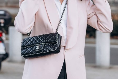 Foto de Milan, Italia - January, 13, 2023: woman wears Chanel east west chain around flap bag, street style details - Imagen libre de derechos