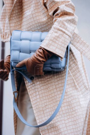 Foto de Milán, Italia - 26 de febrero de 2022: mujer viste de cuero azul Bottega Veneta Cassette bag, street style details - Imagen libre de derechos