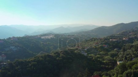 Foto de Vista aérea del paisaje en Garbasso, Celle Ligure municipio, provincia de Savona, región Liguria. Costa de Liguria con colinas verdes - Imagen libre de derechos