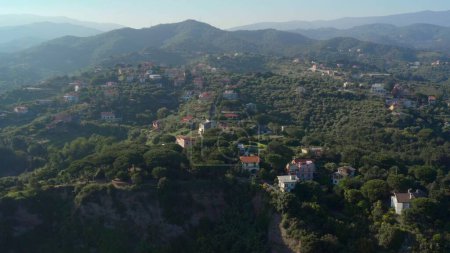 Foto de Vista aérea del paisaje en Garbasso, Celle Ligure municipio, provincia de Savona, región Liguria. Costa de Liguria con colinas verdes. Tiro con dron, vista panorámica lateral - Imagen libre de derechos