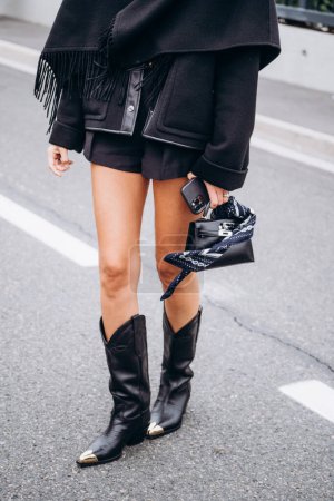 Téléchargez les photos : Paris, France - 3 octobre 2021 : femme porte un sac à main Hermès Kelly, détails style rue - en image libre de droit