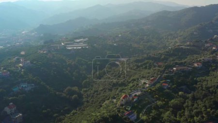 Foto de Vista aérea del paisaje en Garbasso, Celle Ligure municipio, provincia de Savona, región Liguria. Costa de Liguria con colinas verdes. Drone vista panorámica lateral - Imagen libre de derechos