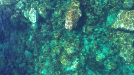 Foto de Amplias imágenes aéreas de la costa del mar de Liguria, aguas turquesas poco profundas transparentes. Vista aérea desde arriba desde el dron. Costa de Liguria, provincia de Savona, Italia - Imagen libre de derechos