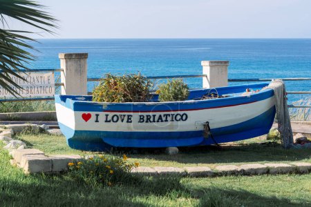 Foto de Barco con inscripción Briatico orilla en el mar en el soleado día de verano - Imagen libre de derechos