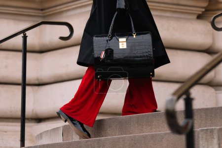 Téléchargez les photos : Paris, France - 23 janvier 2023 : l'homme porte un pantalon noir rouge et un sac en alligator Thom Browne, détails style rue - en image libre de droit