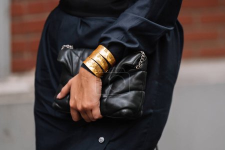 Téléchargez les photos : Milan, Italie - 20 septembre 2023 : fashioner wearing Maison Margiela shoulder bag. Fashion blogger détails de tenue, style de rue - en image libre de droit
