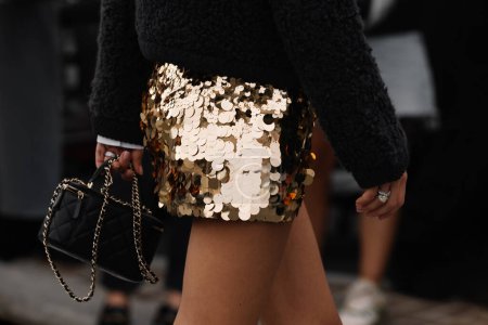 Foto de Milan, Italia - 21 de septiembre de 2023: fashioner wearing Chanel bag, navy acolchado lambskin top handle long vanity case. Detalles del atuendo de blogger de moda, estilo callejero - Imagen libre de derechos