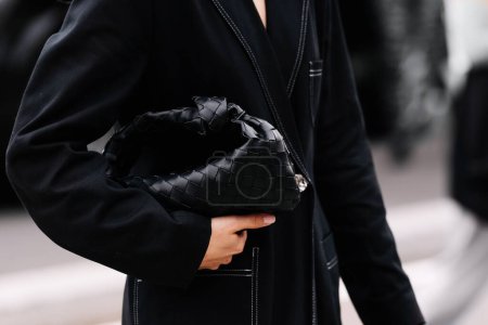 Foto de Milán, Italia - 21 de septiembre de 2023: fashioner wearing Bottega Veneta Jodie mini knotted intrecciato leather tote, bandolera. Detalles del atuendo de blogger de moda, estilo callejero - Imagen libre de derechos