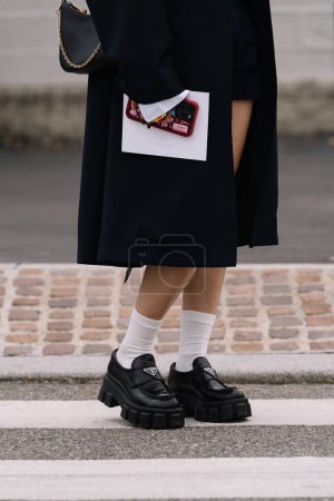 Téléchargez les photos : Milan, Italie - Septembre, 21, 2023 : femme porte des chaussures à lacets en cuir nappa rembourré doux de Prada, accessoires de style de rue. - en image libre de droit
