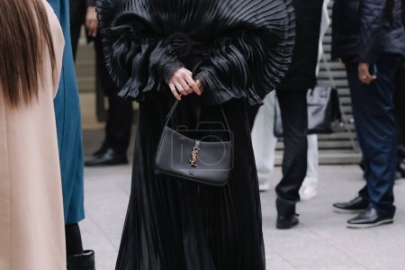Foto de París, Francia - 25 de enero de 2023: moda con bolso de hombro YSL Saint Laurent. Detalles del atuendo de blogger de moda, estilo callejero - Imagen libre de derechos