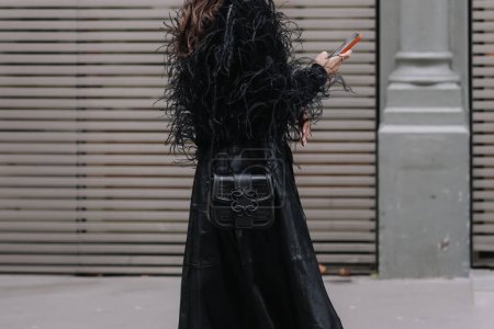 Foto de París, Francia - 25 de enero de 2023: moda con bolso de hombro Elie Saab. Detalles del atuendo de blogger de moda, estilo callejero - Imagen libre de derechos