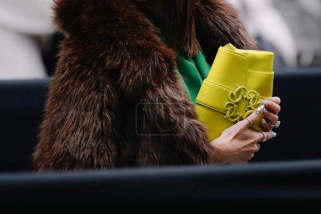 Foto de París, Francia - 25 de enero de 2023: moda con bolso de hombro Elie Saab. Detalles del atuendo de blogger de moda, estilo callejero - Imagen libre de derechos