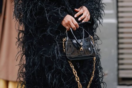 Foto de París, Francia - 25 de enero de 2023: moda con bolso de hombro Gucci Jackie. Detalles del atuendo de blogger de moda, estilo callejero - Imagen libre de derechos