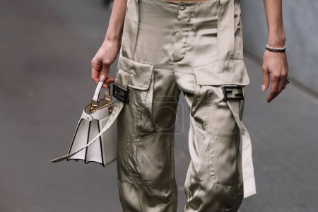 Téléchargez les photos : Milan, Italie - 22 février 2023 : femme portant le sac bandoulière Fendi Peekaboo. Fashion blogger détails de tenue, style de rue - en image libre de droit