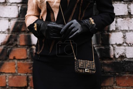 Téléchargez les photos : Milan, Italie - 22 février 2023 : femme portant le mini sac bandoulière Fendi Baguette. Fashion blogger détails de tenue, style de rue - en image libre de droit