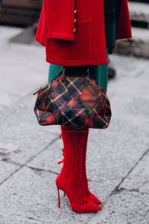 Foto de Florencia, Italia - 12 de enero de 2023: fashioner wearing Vivienne Westwood bandbag. Detalles del atuendo de blogger de moda, estilo callejero - Imagen libre de derechos