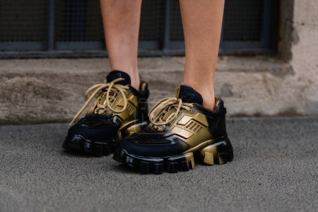 Téléchargez les photos : Milan, Italie - 23 février 2023 : femme portant des baskets Prada. Fashion blogger détails de tenue, style de rue - en image libre de droit