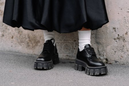 Téléchargez les photos : Milan, Italie - 23 février 2023 : femme portant des mocassins Prada. Fashion blogger détails de tenue, style de rue - en image libre de droit
