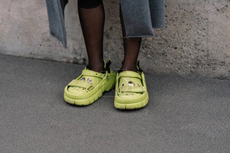 Téléchargez les photos : Milan, Italie - 23 février 2023 : femme portant le sabot classique des crocs Sankuanz lime punch. Fashion blogger détails de tenue, style de rue - en image libre de droit