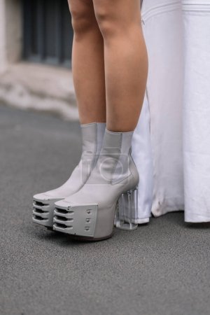 Foto de Milán, Italia - 23 de febrero de 2023: mujer con botas de plataforma Rick Owens. Detalles del atuendo de blogger de moda, estilo callejero - Imagen libre de derechos