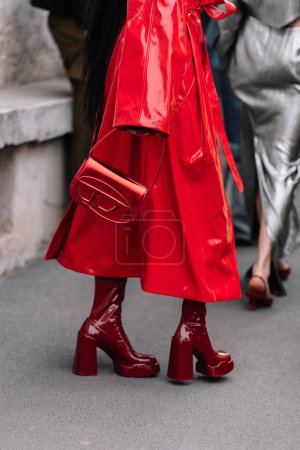 Foto de Milán, Italia - 23 de febrero de 2023: mujer con bolso Diesel 1DR. Detalles del atuendo de blogger de moda, estilo callejero - Imagen libre de derechos