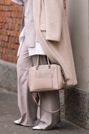 Téléchargez les photos : Milan, Italie - 22 février 2023 : femme portant le sac bandoulière Michael Kors. Fashion blogger détails de tenue, style de rue - en image libre de droit